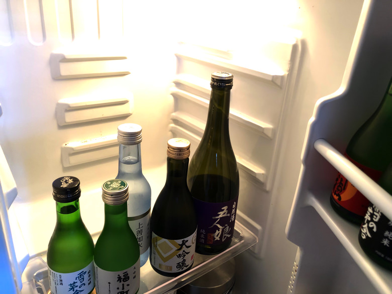 日本酒が保存された冷蔵庫の中